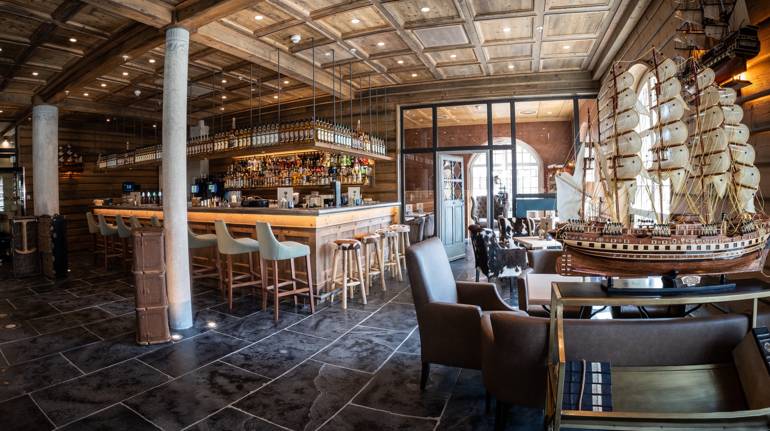 EP19_Hotels_Kronasar_Bar_Eriksson_01_112124