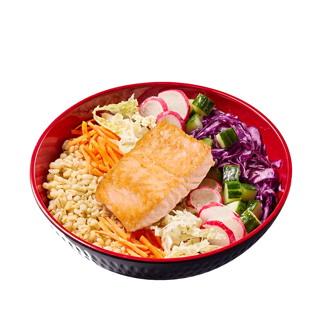 Eine Bowl mit Lachs, Bulgur und diverser Rohkost